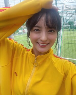 Saki Kiyoi Instagram - .
2024年ラスト✨✨

楽しむぞ〜〜〜😆

#2024#selfie#yellow#fashion#japan
#ジャージ#ヘアアレンジ#お団子#メイク
#スターダストプロモーション #清井咲希