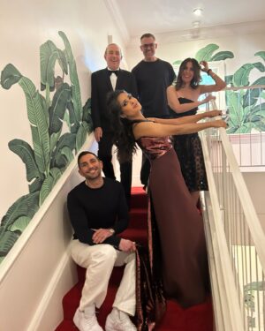 Salma Hayek Pinault Instagram - Congratulations to all the winners at the @goldenglobes, what a way to kick off the year! 👏✨ And to all the fabulous losers- bravo, your incredible work shined brightly and makes this season special. Kisses x

You can stream the full show now on demand via @ParamountPlus. #GoldenGlobes

📸: @ellenvonunwerth, @bucknerphoto 
Hair: @peter.savic
Make-up: @etienneortega
Nails: @kimmiekyees
Dress: @gucci 
Jewellery: @lorraineschwartz