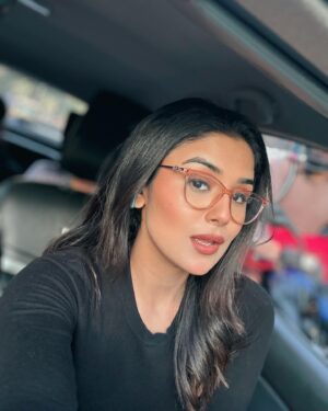 Saloni Sandhu Instagram - 👓🖤