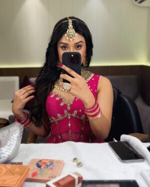Saloni Sandhu Instagram - Abhi ain likhun tu sochey mujhe
Phir sheen likhun teri neend udey
Jab qaaf likhun tujhe kuch kuch ho
Mai ishq likhun tujhe ho jaaye!