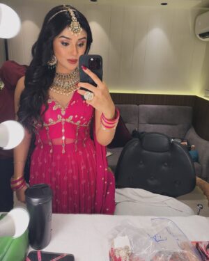 Saloni Sandhu Instagram - Abhi ain likhun tu sochey mujhe
Phir sheen likhun teri neend udey
Jab qaaf likhun tujhe kuch kuch ho
Mai ishq likhun tujhe ho jaaye!