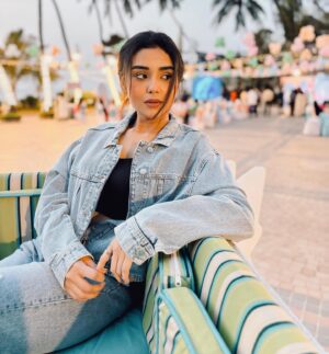 Saloni Sandhu Instagram - just updating the “this is her” pic
.
.
.
#beyou #instadaily #instapost