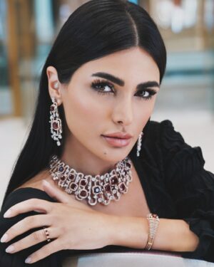 Sama Zakeri Instagram - It was a delight to explore the exquisite creations at Artistry by Malabar Gold & Diamonds @artistrybymgd ✨. Featuring meticulously handcrafted masterpieces by skilled artisans, the showroom radiates a perfect blend of sophistication elegance and luxury.

📍Dubai Hills Mall 
#ArtistryByMGD #DubaiHillsMall #malabargoldanddiamonds