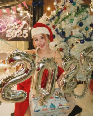 Samantha Melanie Coates Instagram - 🤶🏻Ho, ho, ho? More like ha, ha, ha!
จะแกะของขวัญหรือฉันก่อน🤔
#merryxmas 🎁🎄