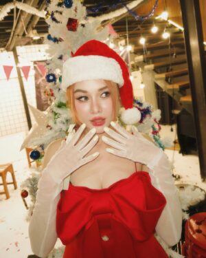 Samantha Melanie Coates Instagram - 🤶🏻Ho, ho, ho? More like ha, ha, ha!
จะแกะของขวัญหรือฉันก่อน🤔
#merryxmas 🎁🎄