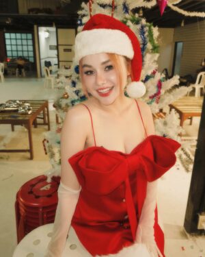 Samantha Melanie Coates Instagram - 🤶🏻Ho, ho, ho? More like ha, ha, ha!
จะแกะของขวัญหรือฉันก่อน🤔
#merryxmas 🎁🎄