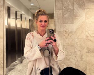 Samantha Smith Instagram - Well THAT’S the way to wind up a year! Thank you to all you incredible peeps who came out to Nashville, and everyone who hung out with us all year long. I’m going home tired & happy, as it should be. April isn’t SO far away… until then, Happy Holidays, lots of love, and as always thank you to @creationent for bringing us all together. ♥️🎄🎆