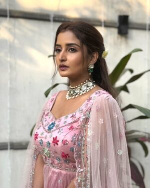 Sambhabana Mohanty Instagram - "उनसे नज़रें क्या मिलीं, रौशन फिज़ाएँ हो गयीं
आज जाना प्यार की, जादूगरी क्या चीज़ है"

👗: @nishabedii
📸 : @aayushree_sangle

#sambhabanamohanty #kritika #sumanindori