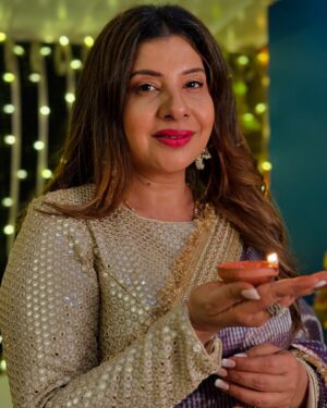 Sambhavna Seth Instagram - Wishing Everyone A very Happy Diwali🌟🪔🧉

Saree @safetyypins
PR @dinky_nirh
Hair @neetu_saibanna