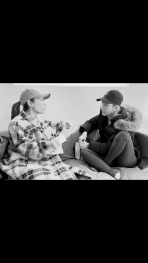 Sammi Cheng Instagram - ❤️❤️❤️❤️
常常會遇上定欣。
愛這種私底下的舒服聊天。
而「我們都是這樣長大的」這首歌，是我們的共同鎖匙。嘻！將來告訴你們點解。🤭
#無意中襯咗㗎她穿格仔我衣服也有格仔紋的😜