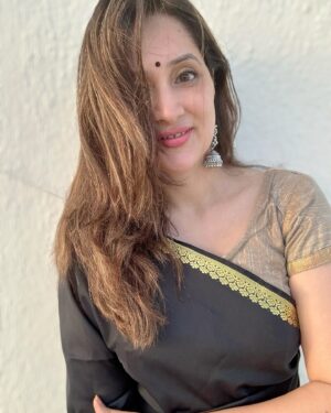 Sampada Vaze Instagram - #sarees and #sunsets 🖤 
more सारी लुक्स?