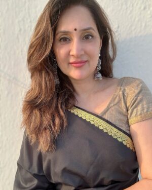 Sampada Vaze Instagram - #sarees and #sunsets 🖤 
more सारी लुक्स?