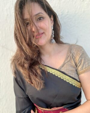 Sampada Vaze Instagram - #sarees and #sunsets 🖤 
more सारी लुक्स?