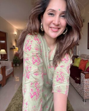 Sampada Vaze Instagram - दिन ढले! #magichour  and #bayaan on my playlist.
Comment your current favourite on your playlist! 🎵
