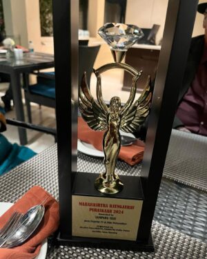 Sampada Vaze Instagram - Grateful! 🙏🏼Proud recipient of the @maharashtraratngauravpuraskaar 
Special thank you to 
@vishalbgore 
@shalini_foundation 
@celebrityindianews
#marathi #maharashtra #indianactor