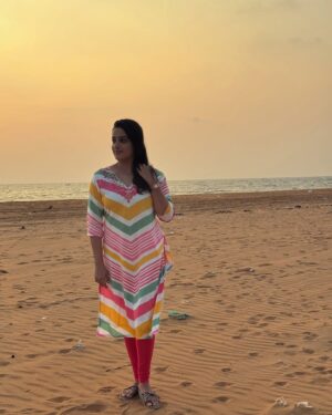 Samskruthy Shenoy Instagram - Sunset vibes & happy times ❤️

Costume courtesy - @oodum.paavum @aswathy___sag277 
Jewellery courtesy - @sucha4u ❤️

#premapoojaonsuryatv #oodumpaavumbyaswathysagar #perumathura #sahiba #samskruthyshenoy #beachlover #sunsetlover #stayhappy