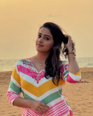Samskruthy Shenoy Instagram - Sunset vibes & happy times ❤️

Costume courtesy - @oodum.paavum @aswathy___sag277 
Jewellery courtesy - @sucha4u ❤️

#premapoojaonsuryatv #oodumpaavumbyaswathysagar #perumathura #sahiba #samskruthyshenoy #beachlover #sunsetlover #stayhappy