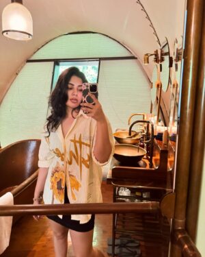Samyuktha Instagram - Behind the scenes 🤎

#myvibe #travel #wanderer