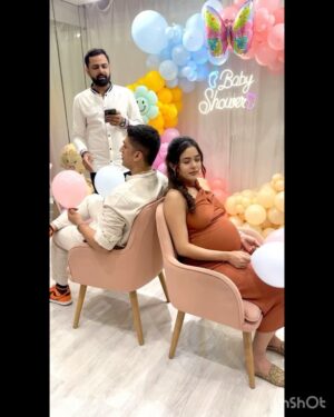 Sana Sayyad Instagram - Congratulations our darlings @sana_sayyad29 @imzi995 on being blessed with this cutest bundle of joy, li’l Angel “Imaan” 👼
May she forever fill your lives with Sunshine and hearts with Love 💐❤️🥳