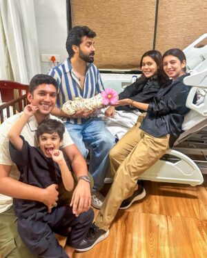 Sana Sayyad Instagram - Congratulations our darlings @sana_sayyad29 @imzi995 on being blessed with this cutest bundle of joy, li’l Angel “Imaan” 👼
May she forever fill your lives with Sunshine and hearts with Love 💐❤️🥳