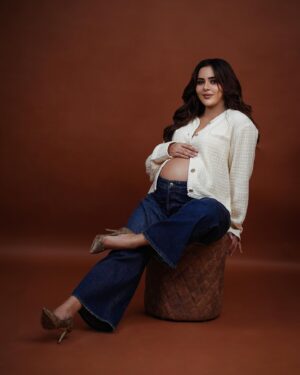 Sana Sayyad Instagram - There’s nothing like a brand new pair of GENES !!! our little miracle is on the way 🥹❤️ #autumnbaby 

Shoot Conceptualised By:- @nehaadhvikmahajan 

💄MUA, Hair & Styling :- 
@nehaadhvikmahajan 

Assisted By :- Students Team @imuseacademy

📸:- @abhay_r_kirti

Jewellery :- @omsons_bridal_store

Location📍:- @studioimuse
