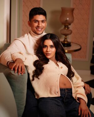 Sana Sayyad Instagram - There’s nothing like a brand new pair of GENES !!! our little miracle is on the way 🥹❤️ #autumnbaby 

Shoot Conceptualised By:- @nehaadhvikmahajan 

💄MUA, Hair & Styling :- 
@nehaadhvikmahajan 

Assisted By :- Students Team @imuseacademy

📸:- @abhay_r_kirti

Jewellery :- @omsons_bridal_store

Location📍:- @studioimuse