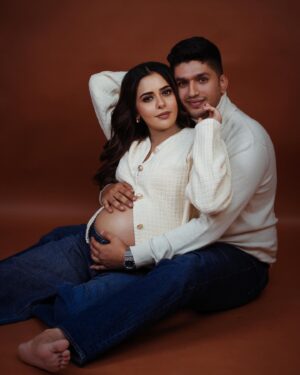 Sana Sayyad Instagram - There’s nothing like a brand new pair of GENES !!! our little miracle is on the way 🥹❤️ #autumnbaby 

Shoot Conceptualised By:- @nehaadhvikmahajan 

💄MUA, Hair & Styling :- 
@nehaadhvikmahajan 

Assisted By :- Students Team @imuseacademy

📸:- @abhay_r_kirti

Jewellery :- @omsons_bridal_store

Location📍:- @studioimuse