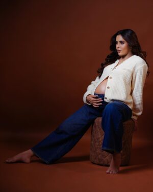 Sana Sayyad Instagram - There’s nothing like a brand new pair of GENES !!! our little miracle is on the way 🥹❤️ #autumnbaby 

Shoot Conceptualised By:- @nehaadhvikmahajan 

💄MUA, Hair & Styling :- 
@nehaadhvikmahajan 

Assisted By :- Students Team @imuseacademy

📸:- @abhay_r_kirti

Jewellery :- @omsons_bridal_store

Location📍:- @studioimuse