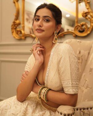 Sanchi Rai Instagram - 🤍🌺

📸- @devxdavid 
💄- @vinitatutejamua 
👗- @stylingbyvictor 
Accessories @kushalsfashionjewellery 

#instagood #love #fashion #explore #explorepage #trend #trending #sanchirai