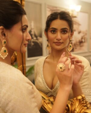 Sanchi Rai Instagram - 🤍🌺

📸- @devxdavid 
💄- @vinitatutejamua 
👗- @stylingbyvictor 
Accessories @kushalsfashionjewellery 

#instagood #love #fashion #explore #explorepage #trend #trending #sanchirai