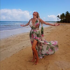 Sandra Barneda Instagram - Faltan 2 días
Para que comience la 8 Temporada de #lasisladelastentaciones
La aventura comienza
Siempre es un misterio cómo la vais a recibir pero un año más... nos hemos dejado la piel para que salga redonda.
Agradezco a Juanra, a Mery, a Angel, a  Angeles, a Ruth, a Cuqui, a Mayte,  a Pepa.... a toda producción, redaccion, cámaras, sonido, edición, realización...

Y por supuesto a Los VALIENT@S
Las parejas que han decidido vivir con todas las consecuencias esta Isla de tentacion. 

El 6 de enero ¡ Comenzamos! La 8!!! 
🐍🌴🔥
.
.
.
#lasisladelastentaciones8 #Tentaciones #nuevatemporada #estreno