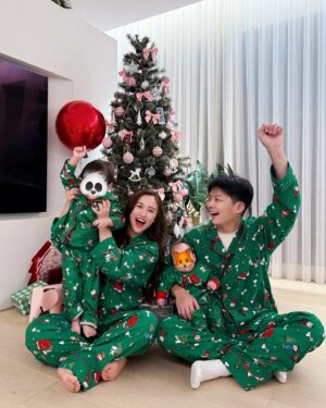 Sandy Wu Instagram - #sandywuofficial

Merry Christmas 2024
🎄🎄🎄🎄🎄
It’s the four of us this year!
愛你們，我的家人，我的親愛的寶貝們！

🌟

今年聖誕儀式感有超前部署！

我好像是十月就都買好了全家福睡衣套組以及聖誕裝飾。
去年太慢意識到很多小東西需要提前預訂，
搞到聖誕當天急急忙忙嚇爛媽媽我。
所以，家庭主婦果然是需要連年訓練，
一次次累積經驗值，每年都預備最高滿血量，
打一場堅持要家庭儀式感的文化之仗！

超可愛史努比peanuts 睡衣是在Amazon買的，
這次找到材質不錯還可以真的當睡衣續穿這個冬季，
只是尺寸真的太大（太長了啦走路會跌倒你們外國人實在是齁）
聖誕樹的主題是為了迎接蒔五的到來，
粉紅色蝴蝶結🎀粉紅色ornaments 全家一起裝飾掛好，
咦，對欸，我有錄縮時⋯啊影片咧？

今年的聖誕節心裡有很多感觸，
但要細想一個道理⋯
聖誕節是耶穌生日，
我們怎麼能參加人家birthday boy的生日，
賓客彼此互送禮物，卻完全沒帶禮物給耶穌咧？
如果來不及準備，就把你自己當作禮物吧！

It’s all worth it! I promise.
May you and your family be deeply loved and cherished.