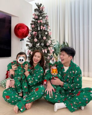 Sandy Wu Instagram - #sandywuofficial

Merry Christmas 2024
🎄🎄🎄🎄🎄
It’s the four of us this year!
愛你們，我的家人，我的親愛的寶貝們！

🌟

今年聖誕儀式感有超前部署！

我好像是十月就都買好了全家福睡衣套組以及聖誕裝飾。
去年太慢意識到很多小東西需要提前預訂，
搞到聖誕當天急急忙忙嚇爛媽媽我。
所以，家庭主婦果然是需要連年訓練，
一次次累積經驗值，每年都預備最高滿血量，
打一場堅持要家庭儀式感的文化之仗！

超可愛史努比peanuts 睡衣是在Amazon買的，
這次找到材質不錯還可以真的當睡衣續穿這個冬季，
只是尺寸真的太大（太長了啦走路會跌倒你們外國人實在是齁）
聖誕樹的主題是為了迎接蒔五的到來，
粉紅色蝴蝶結🎀粉紅色ornaments 全家一起裝飾掛好，
咦，對欸，我有錄縮時⋯啊影片咧？

今年的聖誕節心裡有很多感觸，
但要細想一個道理⋯
聖誕節是耶穌生日，
我們怎麼能參加人家birthday boy的生日，
賓客彼此互送禮物，卻完全沒帶禮物給耶穌咧？
如果來不及準備，就把你自己當作禮物吧！

It’s all worth it! I promise.
May you and your family be deeply loved and cherished.