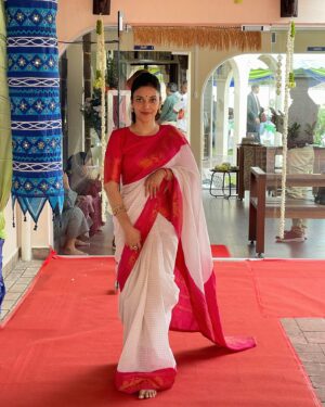 Sangeeta Krishnasamy Instagram - Anaivarukkum Iniya Deepavali Nalvalthukkal 🙏✨💫

📸 @alifbakar_

Thank you my beautiful sister for gifting me this gorgeous saree 🩷