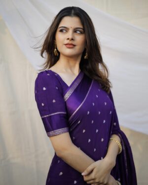 Sanjana Krishnamoorthy Instagram - 🦢

Styled by @deekshitanikkam 
Shot by @thatmadraskaran 
Makeup by @kabooki_mua 
Hair by @priyas_hairaffair 
Saree and blouse by @hafsaaddotcom 
jewellery by @heerbypriyanka 
Styling assnt: @purani.24