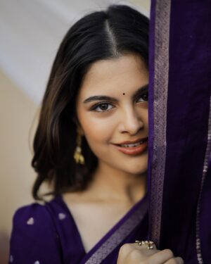 Sanjana Krishnamoorthy Instagram - 🦢

Styled by @deekshitanikkam 
Shot by @thatmadraskaran 
Makeup by @kabooki_mua 
Hair by @priyas_hairaffair 
Saree and blouse by @hafsaaddotcom 
jewellery by @heerbypriyanka 
Styling assnt: @purani.24