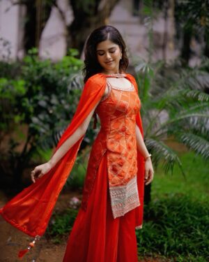 Sanjana Krishnamoorthy Instagram - பொங்கல் வாழ்த்துக்கள் 🧉🌾🫶🏻

Outfit @kiarainchennai 
Shot by @thatmadraskaran 
Stylist @deekshitanikkam 
Styling assistant @purani.24 
Makeup by @sujitha_mua 
Hair by @zainusyed3 
Jewellery by @heerbypriyanka