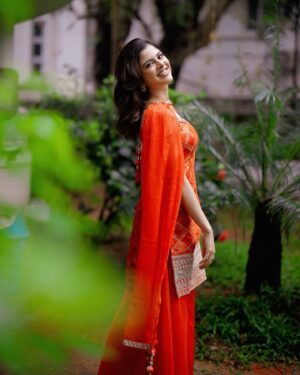 Sanjana Krishnamoorthy Instagram - பொங்கல் வாழ்த்துக்கள் 🧉🌾🫶🏻

Outfit @kiarainchennai 
Shot by @thatmadraskaran 
Stylist @deekshitanikkam 
Styling assistant @purani.24 
Makeup by @sujitha_mua 
Hair by @zainusyed3 
Jewellery by @heerbypriyanka