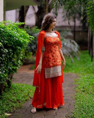 Sanjana Krishnamoorthy Instagram - பொங்கல் வாழ்த்துக்கள் 🧉🌾🫶🏻

Outfit @kiarainchennai 
Shot by @thatmadraskaran 
Stylist @deekshitanikkam 
Styling assistant @purani.24 
Makeup by @sujitha_mua 
Hair by @zainusyed3 
Jewellery by @heerbypriyanka