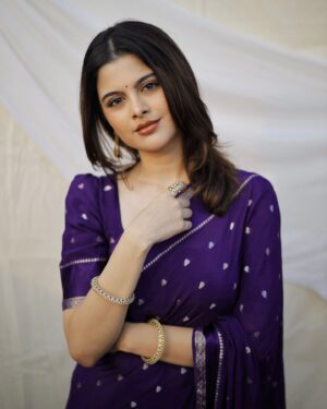 Sanjana Krishnamoorthy Instagram - 🦢

Styled by @deekshitanikkam 
Shot by @thatmadraskaran 
Makeup by @kabooki_mua 
Hair by @priyas_hairaffair 
Saree and blouse by @hafsaaddotcom 
jewellery by @heerbypriyanka 
Styling assnt: @purani.24