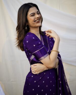 Sanjana Krishnamoorthy Instagram - 🦢

Styled by @deekshitanikkam 
Shot by @thatmadraskaran 
Makeup by @kabooki_mua 
Hair by @priyas_hairaffair 
Saree and blouse by @hafsaaddotcom 
jewellery by @heerbypriyanka 
Styling assnt: @purani.24