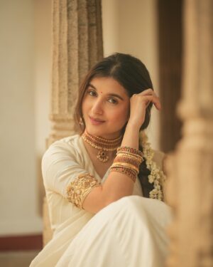 Sanjana Sarathy Instagram - “நம்பிக்கை உடையவன் முன்னேறி விடுவான்.”
.
.
Shot by @prasami_photography 
Styled by @indu_ig 
Makeup @deepz_beautyjourney 
Hairdo @mahi_hairstyliz 
Wearing @yaradesigners
Jewlery : @aaranyarentaljewellery 
.
.
.
.
#tamilponnu #traditional #desigirl #goldenhour