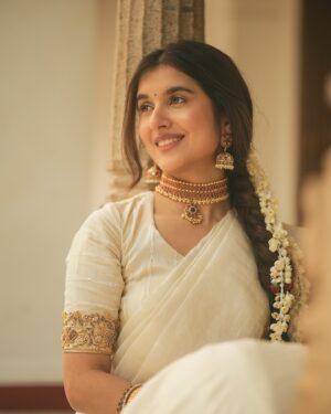 Sanjana Sarathy Instagram - “நம்பிக்கை உடையவன் முன்னேறி விடுவான்.”
.
.
Shot by @prasami_photography 
Styled by @indu_ig 
Makeup @deepz_beautyjourney 
Hairdo @mahi_hairstyliz 
Wearing @yaradesigners
Jewlery : @aaranyarentaljewellery 
.
.
.
.
#tamilponnu #traditional #desigirl #goldenhour