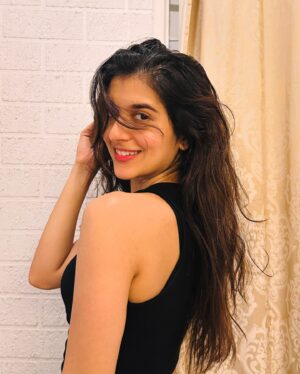 Sanjana Sarathy Instagram - Palat…. And the world stood still ✨✨