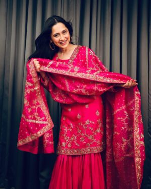 Sanjeeda Sheikh Instagram - Wearing @anfa_couture ❤️ 
Photographer @tanmaymainkarstudio 
Make and hair @shreyakiritmakeupandhair