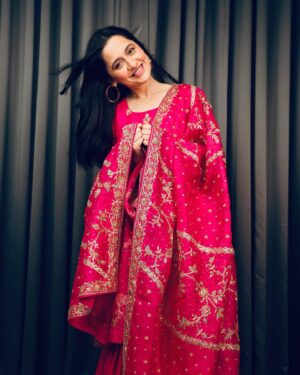 Sanjeeda Sheikh Instagram - Wearing @anfa_couture ❤️ 
Photographer @tanmaymainkarstudio 
Make and hair @shreyakiritmakeupandhair