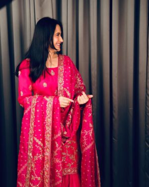 Sanjeeda Sheikh Instagram - Wearing @anfa_couture ❤️ 
Photographer @tanmaymainkarstudio 
Make and hair @shreyakiritmakeupandhair