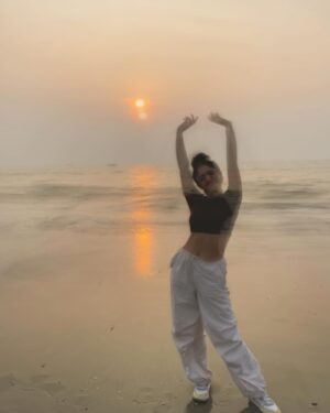 Sanjeeta Bhattacharya Instagram - Dumplings from November 🥟 

1. Very excited for Thai milk tea in Phuket
2. ESWY 
3. Balanced diet 
4. Just discovered long exposure on my phone 
5. Cotton candy skies in Colva 
6. Sundown in Udaipur 
7. Birthplace 
8. With my dad’s painting. He’s one of the GOAT 🐐 
9. Train ride to Kathgodam
