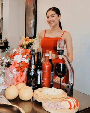 Sanya Lopez Instagram - Celebrating the season with my favorite people and fur babies. Merry Christmas, everyone! 🐾🎁🎄
