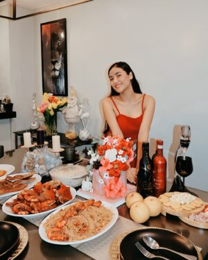 Sanya Lopez Instagram - Celebrating the season with my favorite people and fur babies. Merry Christmas, everyone! 🐾🎁🎄